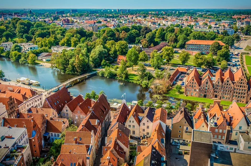 Lübeck diskutiert Brennpunktthemen: Bau, Klima und Bildung im Fokus!