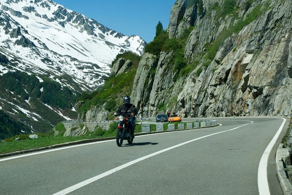 Motorradfahrer (66) stürzt schwer: Unterschenkelfraktur nach Bremsmanöver!