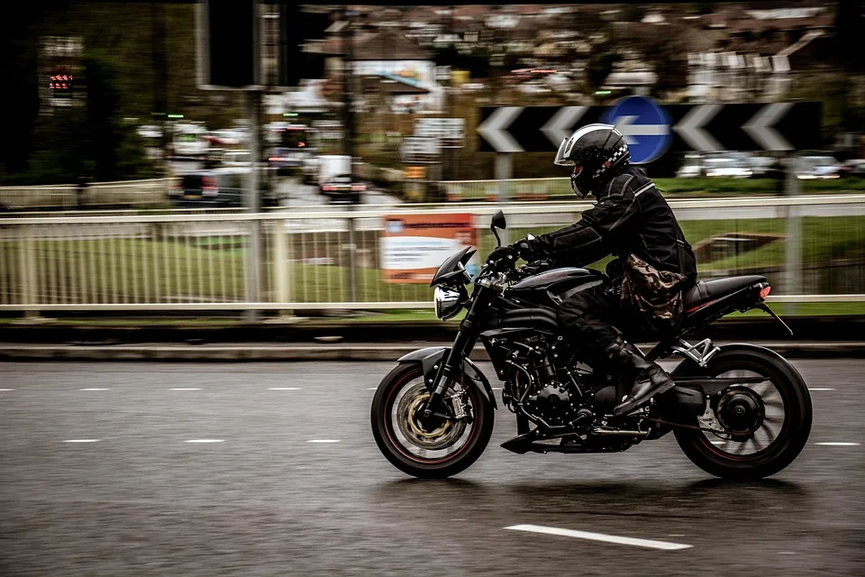 Motorradfahrer bei Auffahrunfall in Dipperz leicht verletzt