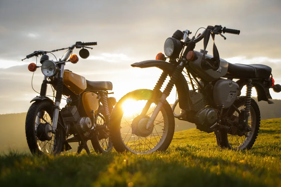 Motorradfahrer schwer verletzt: Koffer bleibt an Poller hängen!