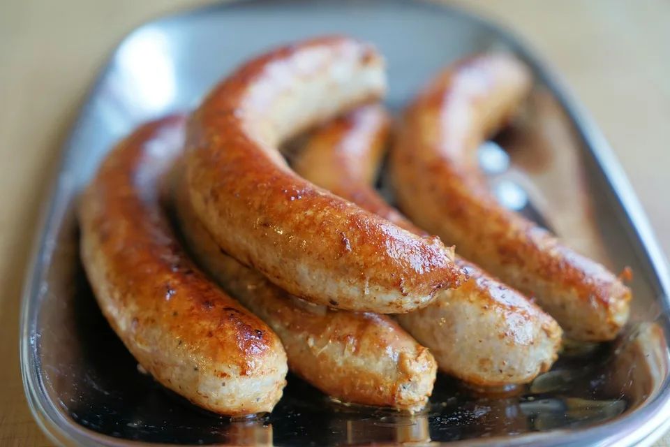 Münchens Bratwurst-Preisschock: Warum die FC Bayern-Wurst über 5 Euro kostet!