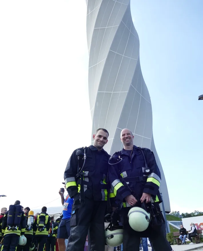 Nürnberger Feuerwehr im Wettlauf: Mutige Treppenstürmer beim Towerrun!