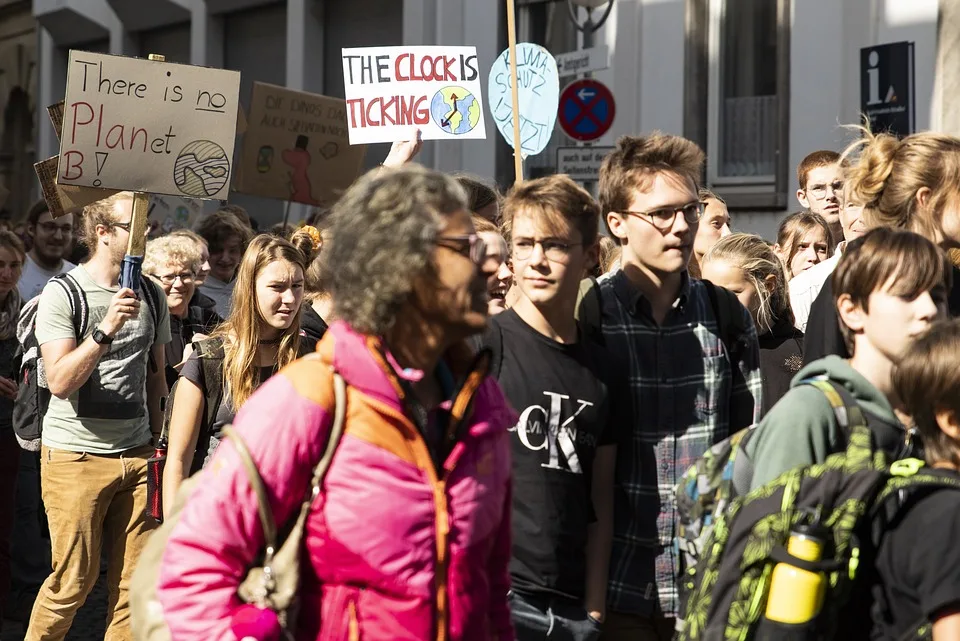 Protest für Flächengerechtigkeit: Akteure zeigen Parkplatz-Wahnsinn!