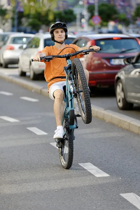 Radfahrer flüchtet nach Unfall mit Mercedes in Hamm – Hinweise gesucht!