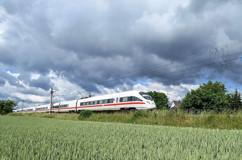 Rangierunfall in Neumünster: Lokführer leicht verletzt – Chaos am Bahnhof!