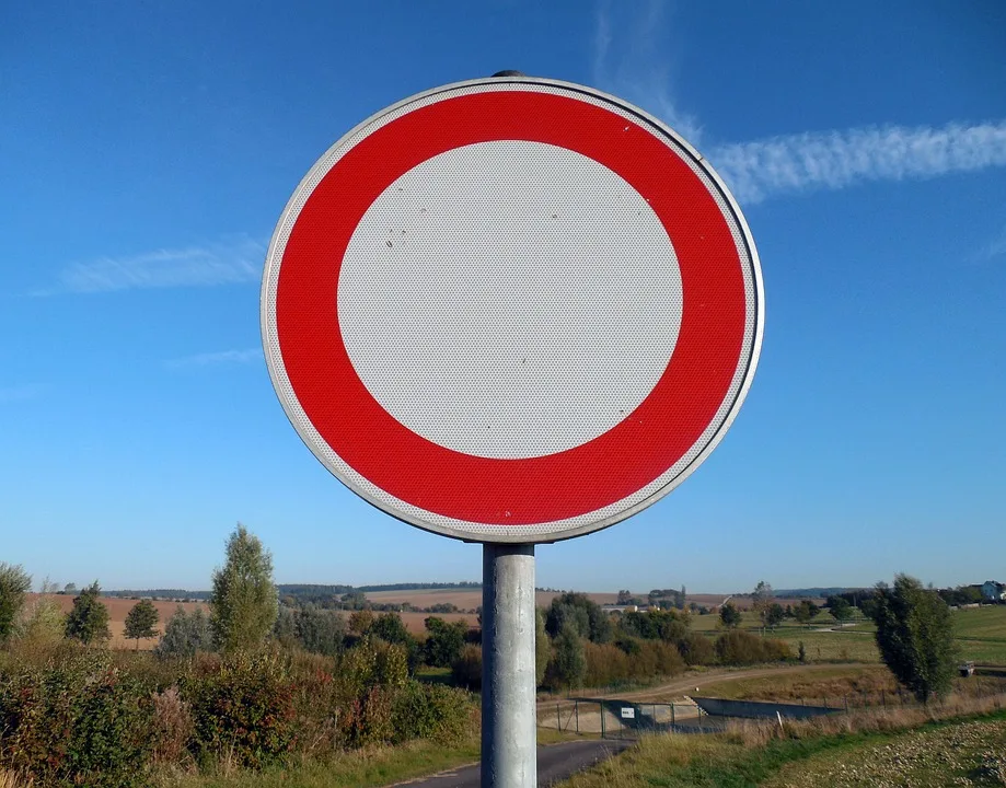 Rasante Drängelei auf der A1: Polizei sucht Zeugen nach Unfall!