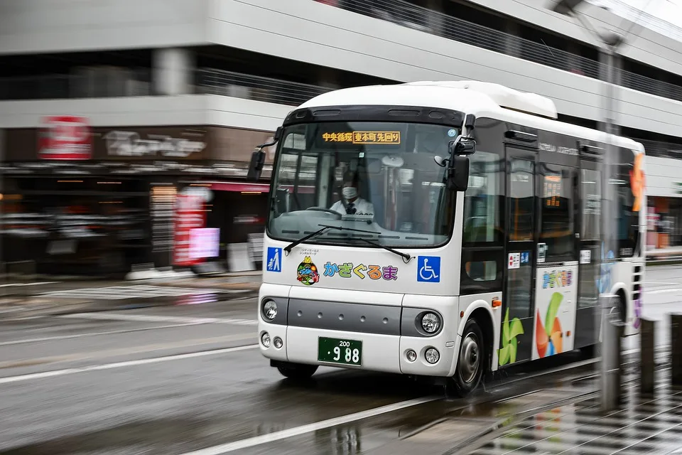 Renitenter Fahrgast spuckt im Bus – Polizei greift ein!