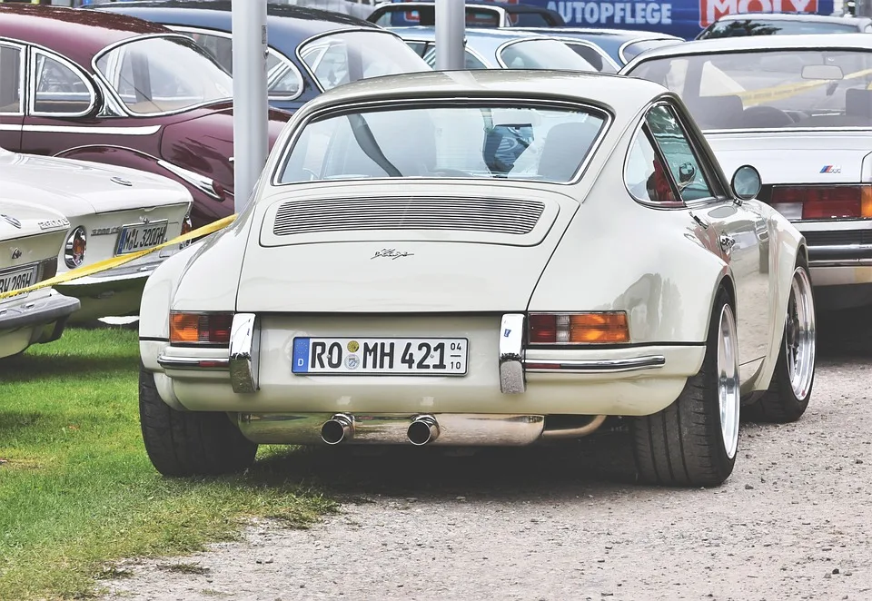 Röhrl-Klassik: 150 historische Porsche erobern Winterberg und Höxter!