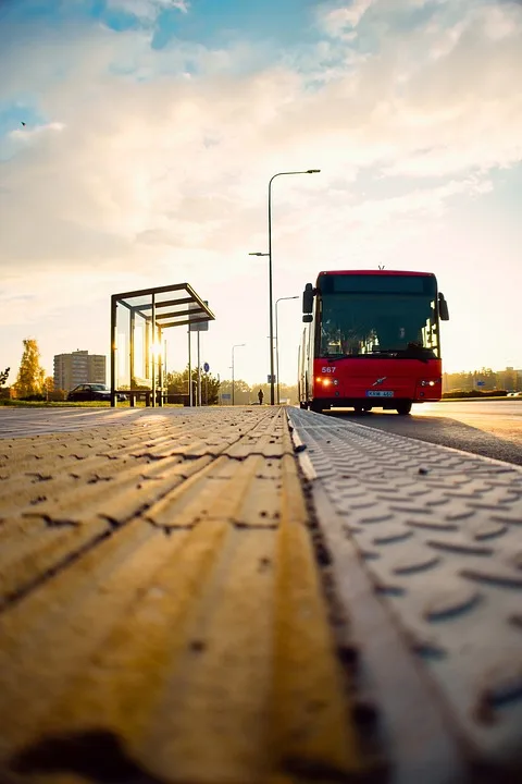 Schock-Kollision in Essen: Zeugen dringend nach Bus-Unfall gesucht!