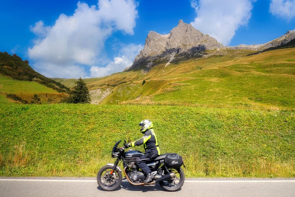 Schock auf der B487: Motorradfahrerin bei Unfall schwer verletzt!