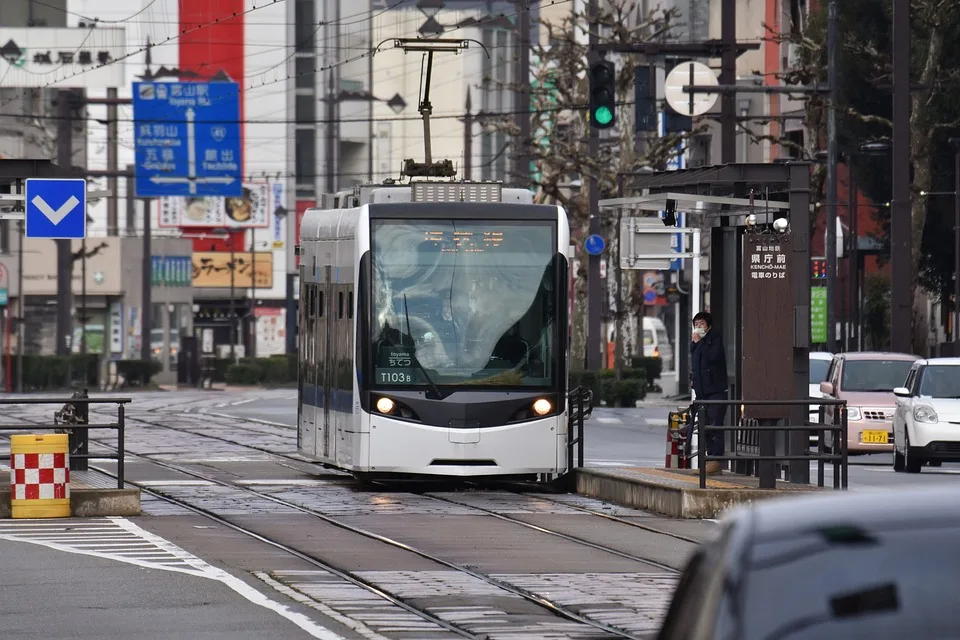 Schock in Darmstadt: Straßenbahn erfasst Fußgängerin schwer verletzt