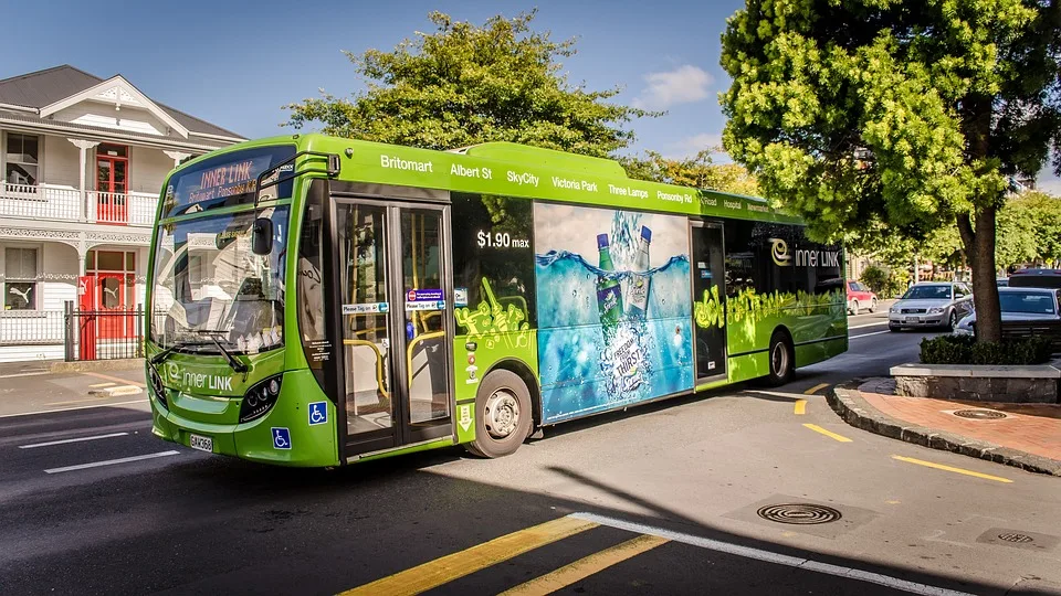 Schock in Kassel: Seniorin wartet auf Bus und wird brutal angegriffen!