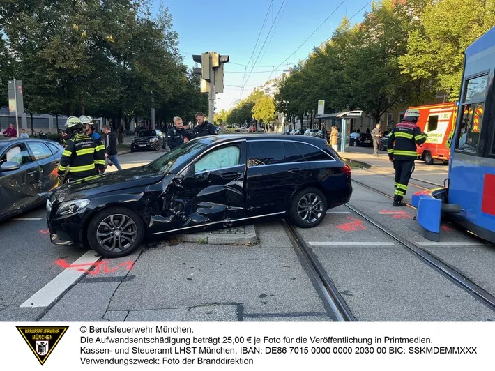 Schock in Schwabing-West: Straßenbahn kracht in Mercedes – zwei Verletzte!