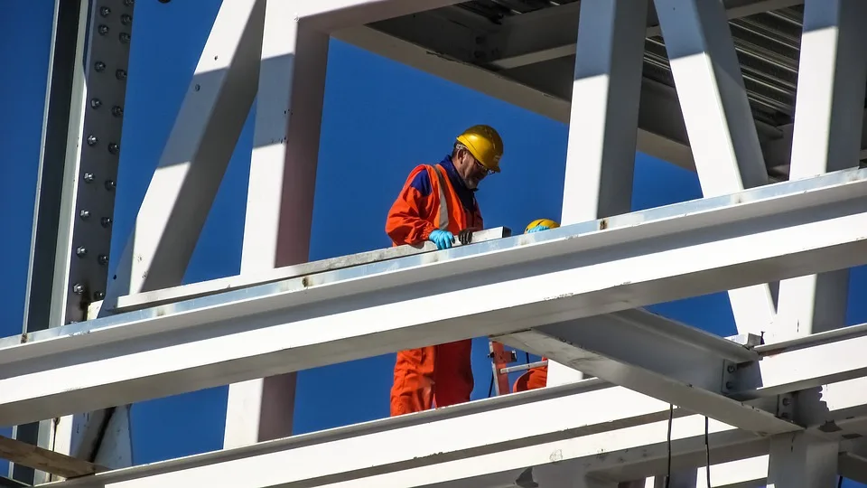 Schockierender Unfall in München: Arbeiter schwer verletzt auf Baustelle!