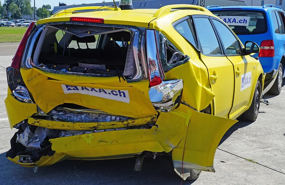 Schrecklicher Auffahrunfall auf B 27: Eine Person verletzt!