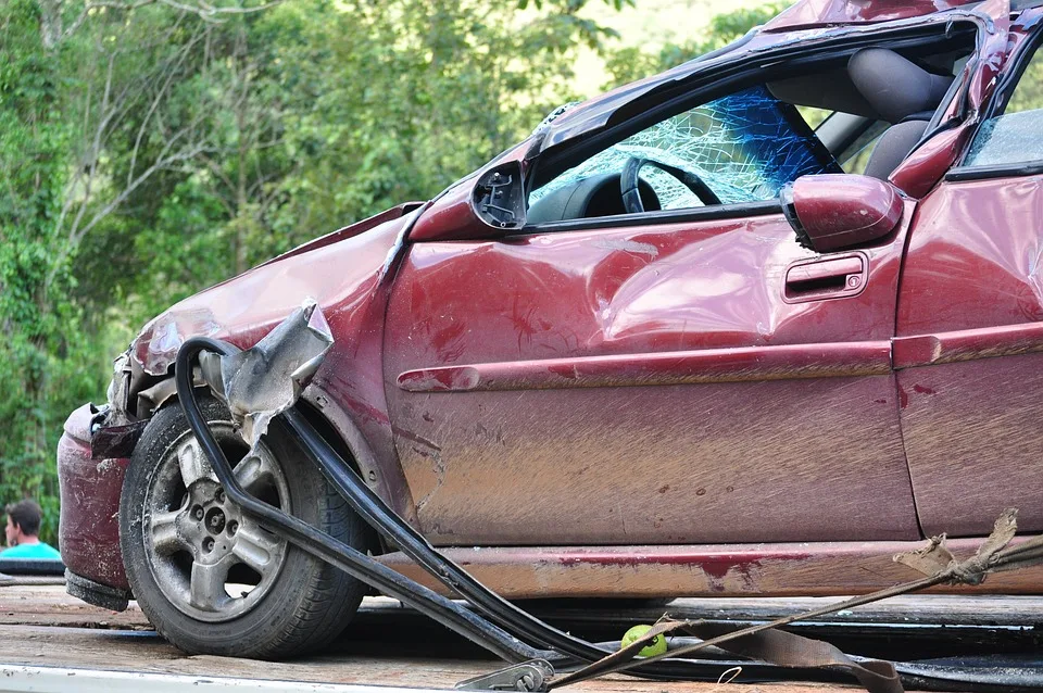 Schrecklicher Unfall auf A 49: Fahrer stirbt nach Crash gegen Baum