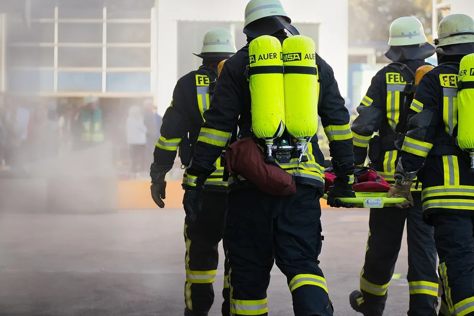 Schwerer Unfall auf B239: Rettungswagen und LKW kollidieren!