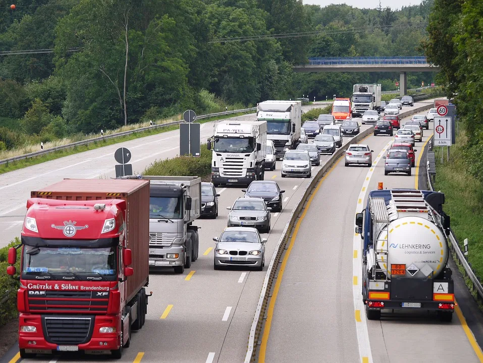 Schwerer Unfall auf der L598: Toyota kracht in LKW – Fahrer verletzt!