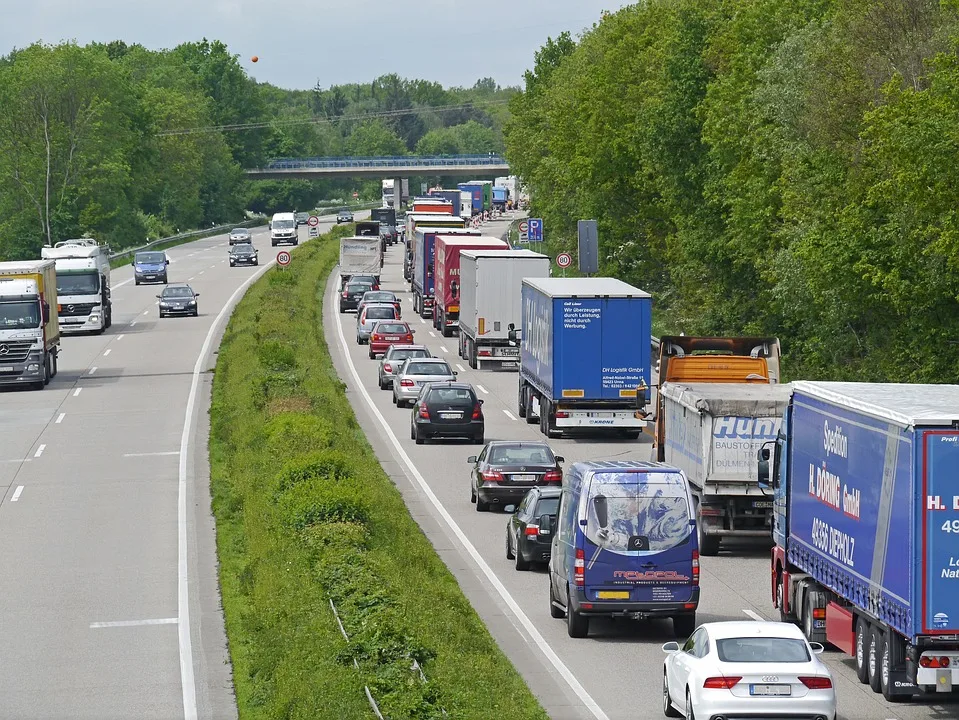 Schwerer Unfall bringt M80 Ring Road in Melbourne zum Stillstand