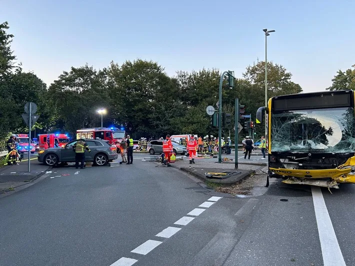 Schwerer Unfall in Essen-Bredeney: 60 Verletzte bei Bus-Crash!