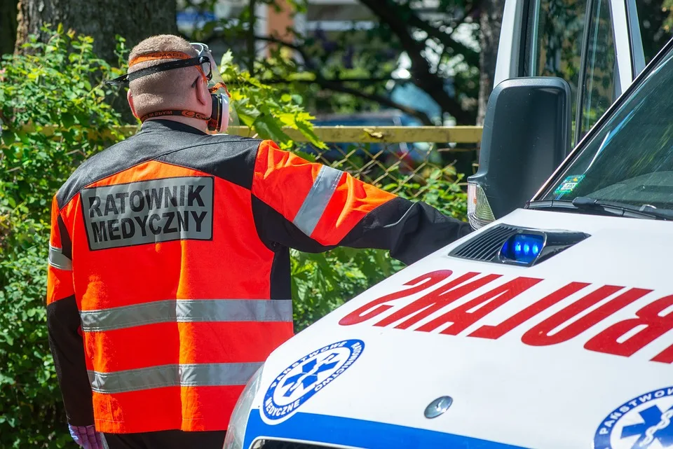 Schwerer Verkehrsunfall auf B42: Autofahrerin schläft am Steuer ein