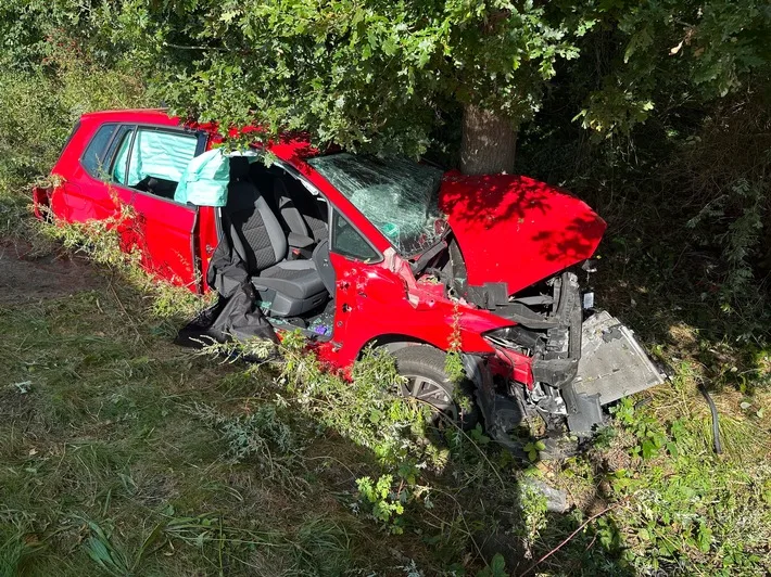 Schwerer Verkehrsunfall auf der Wildeshauser Straße: Zwei Personen gerettet