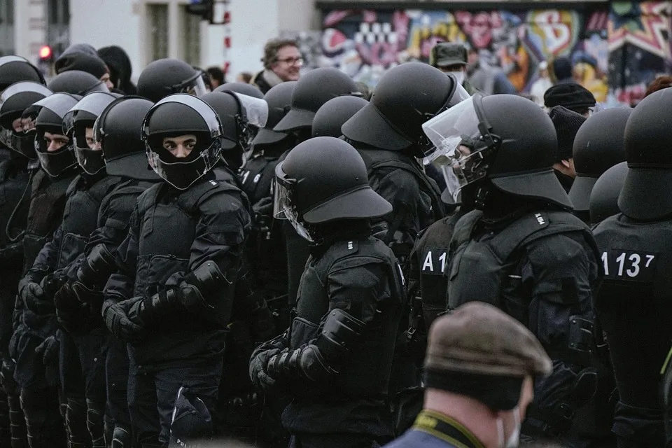 Sicherheitskontrollen an Schulwegen: Polizei lobt vorbildliche Eltern!