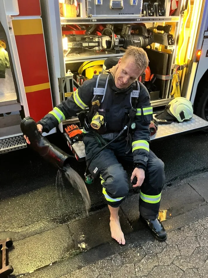 Starkregen In Dinslaken Feuerwehr Im Einsatz Gegen Wasser Und Chemikalien.jpeg