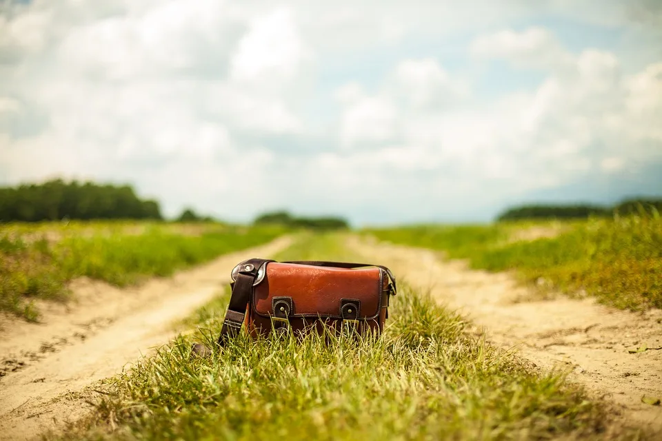 Tasche aus Auto gestohlen: Fahndung nach mysteriösem Verdächtigen!