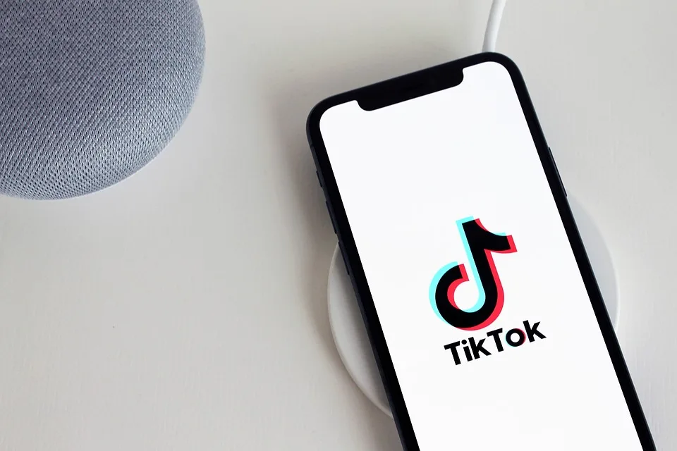 TikTok-Trend führt Jugendliche in Schuldenfalle: Betrug am Geldautomaten!