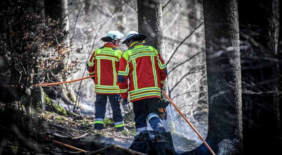 Tragischer Wohnungsbrand in Gotha: Ein Toter, Schwerverletzter gerettet!