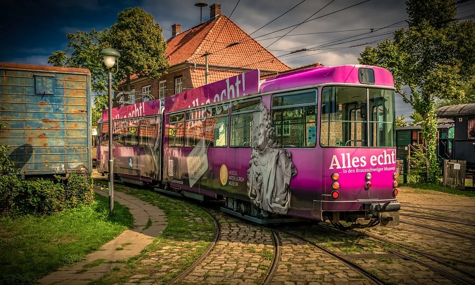 Unfall in Mannheim: Straßenbahn trifft Autofahrer beim unerlaubten Abbiegen!