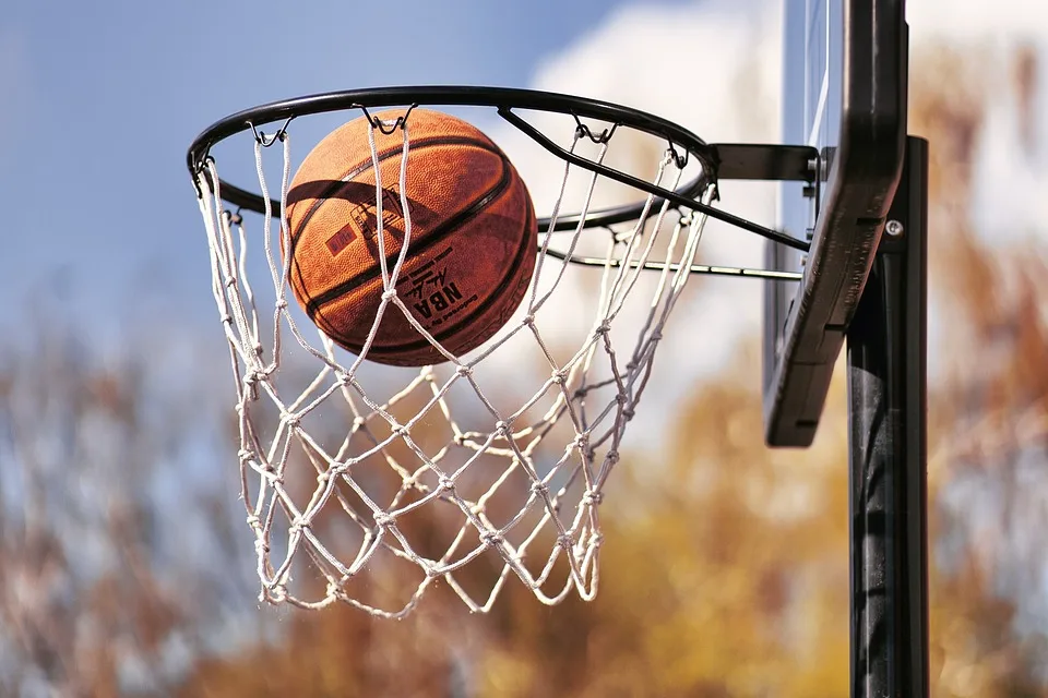 Uni Baskets starten Saison mit Hit: Heimspiel und grüne Fahrraddemo!