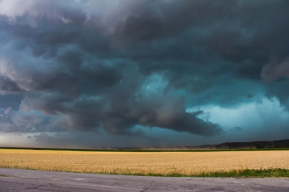 Unwetter in Bayern: Blitz, Regen und Sturmschäden in der Region