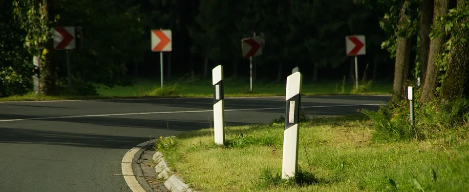 Verkehrschaos nach Unfall: Tesla-Fahrer ausweichen und schwer verletzt!