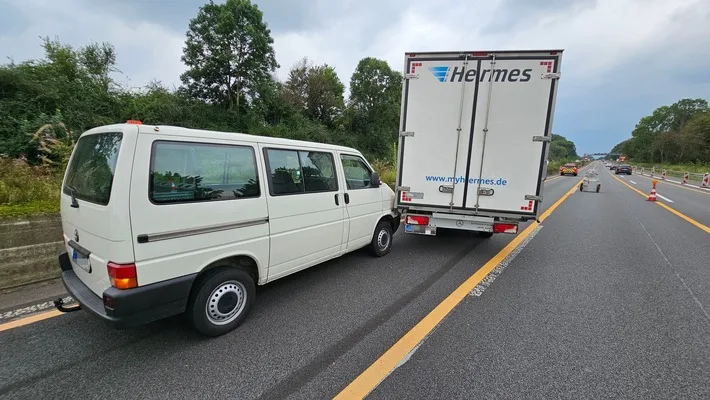 Verkehrsunfall auf der A1 bei Burscheid: Zwei Verletzte und Stau bis weit zurück