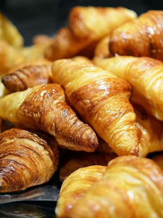 Viral-Video schockt: Croissant-Lampe bei Temu ist tatsächlich essbar!