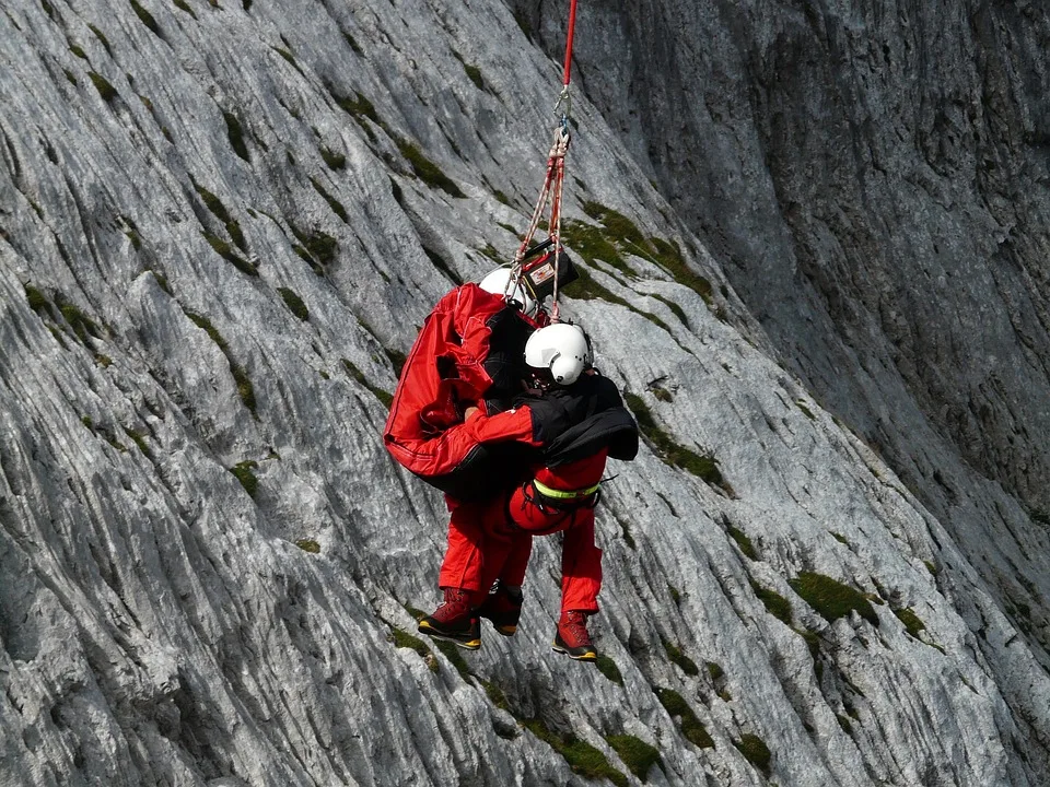 Waghalsige Rettungsaktion Mann Springt Aus Floss In Die Saale.jpg