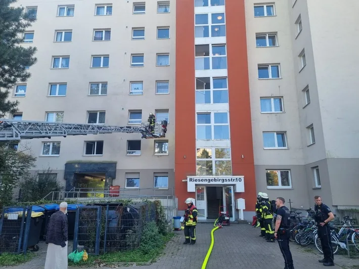 Wohnung nach Wohnungsbrand in Bonn unbewohnbar – Feuerwehr im Einsatz!