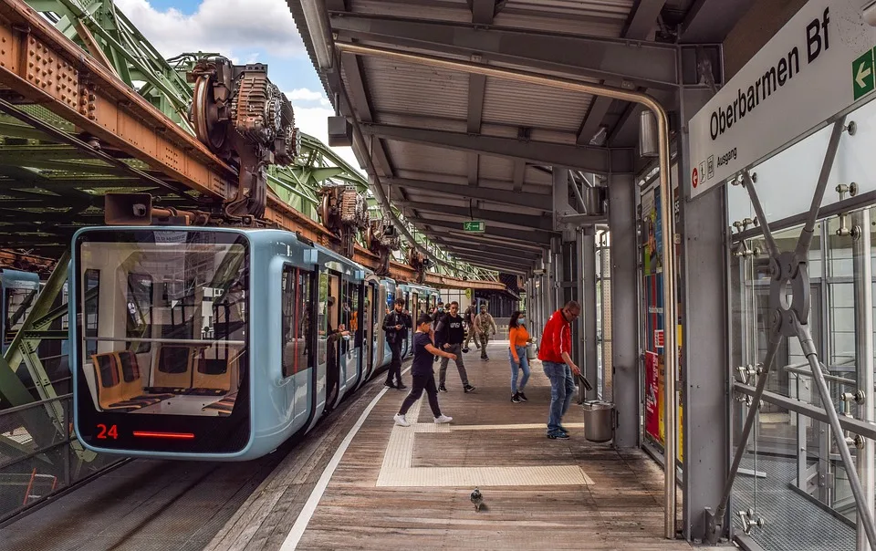 Wuppertal: Aggressive Frau greift Polizei am Hauptbahnhof an!