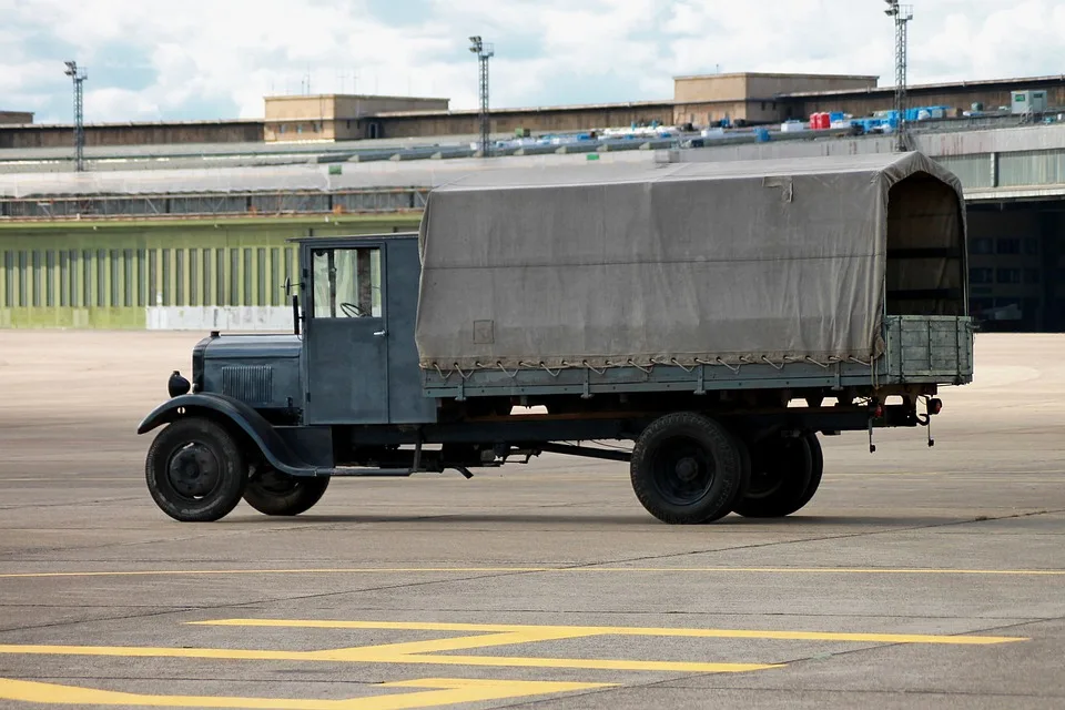 Zeugen gesucht: Lkw touchiert Auto in Vilseck und flüchtet