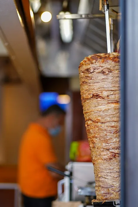 600 Kilo Döner zu verschenken: Leipziger feiern Eröffnung des „Haus des Döners“!