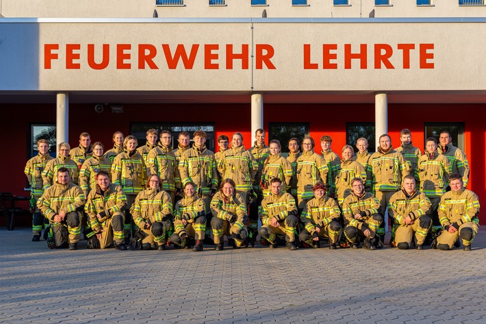 33 Neue Feuerwehrangehörige bestehen Prüfung in Lehrte: Ein Erfolg!