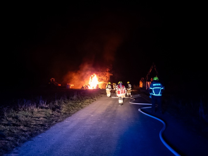 Brennender Radlader in Wachtberg-Gimmersdorf: Feuerwehr im Einsatz!