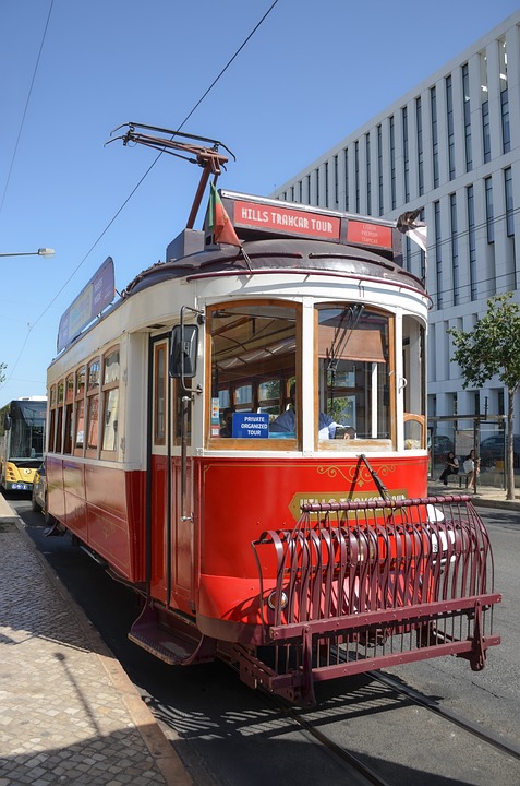 Brenzlige Situation in Mannheim: Straßenbahn bremst in letzter Sekunde!