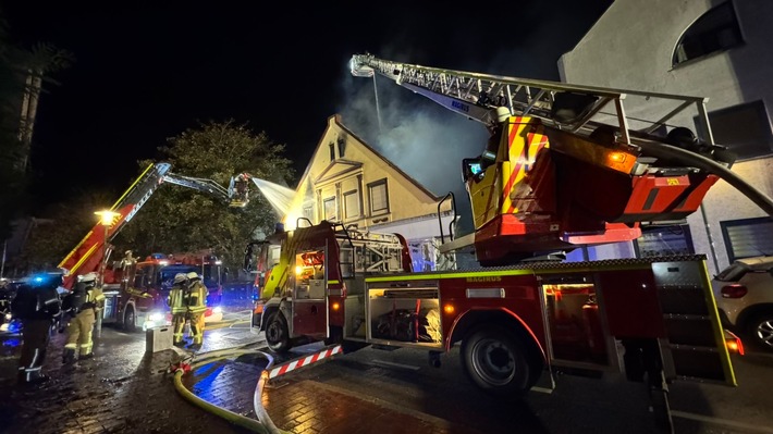 Dachstuhlbrand in Bremerhaven: Großeinsatz der Feuerwehr am Sonntagmorgen