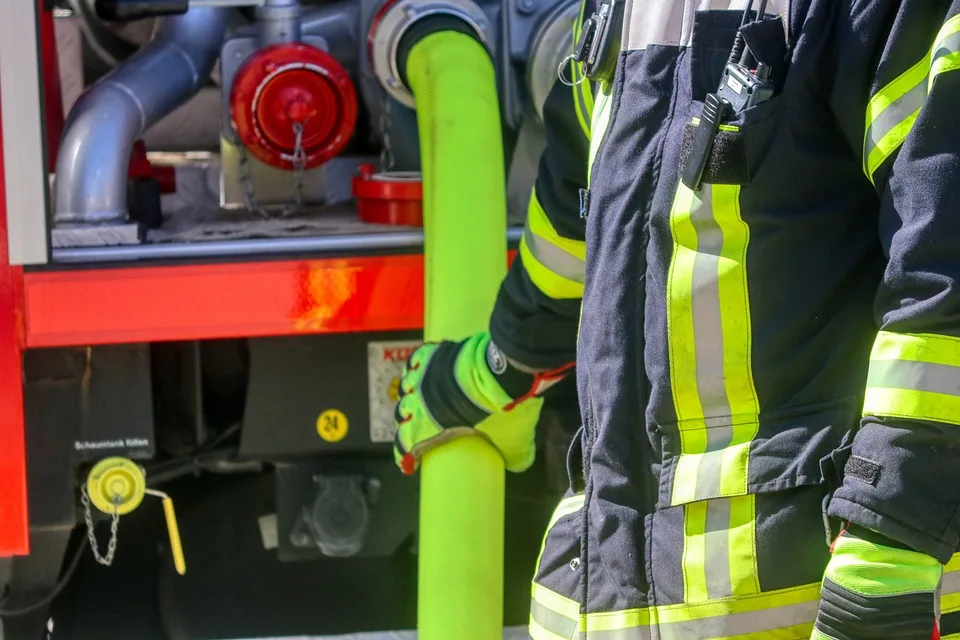 Dachziegel löst sich: Feuerwehr rettet Situation in Wittenberg!