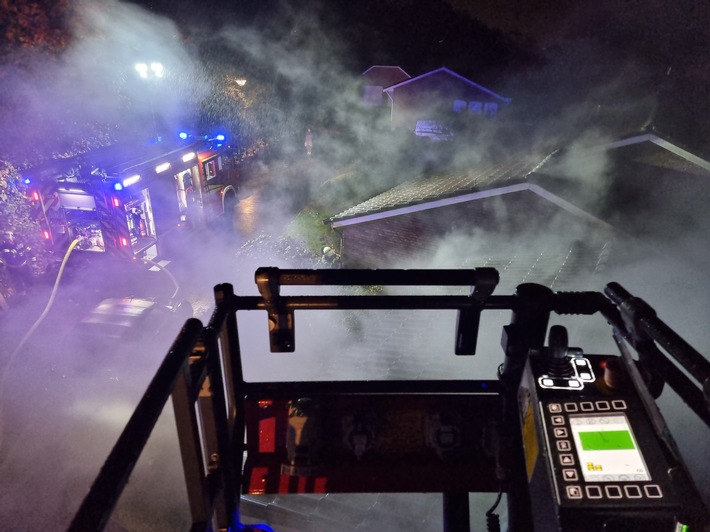 Drama am Morgen: Fünf Mülltonnen brennen in Werne! Feuerwehr im Einsatz!