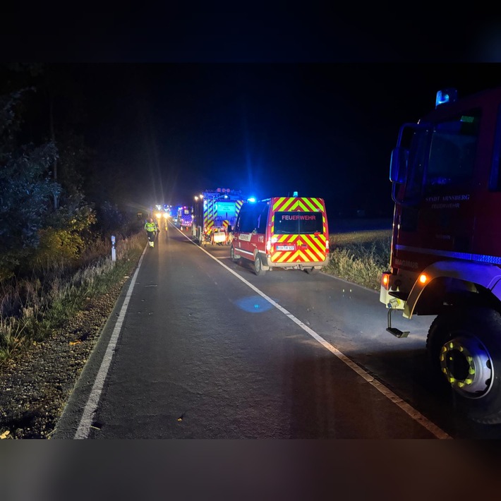 Drama in Arnsberg: PKW prallt gegen Baum – Feuerwehr im Großeinsatz!