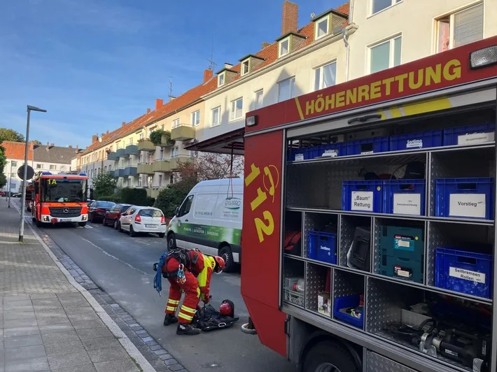 Drama in Ricklingen: Feuerwehr rettet Frau vom Dach eines Hauses!